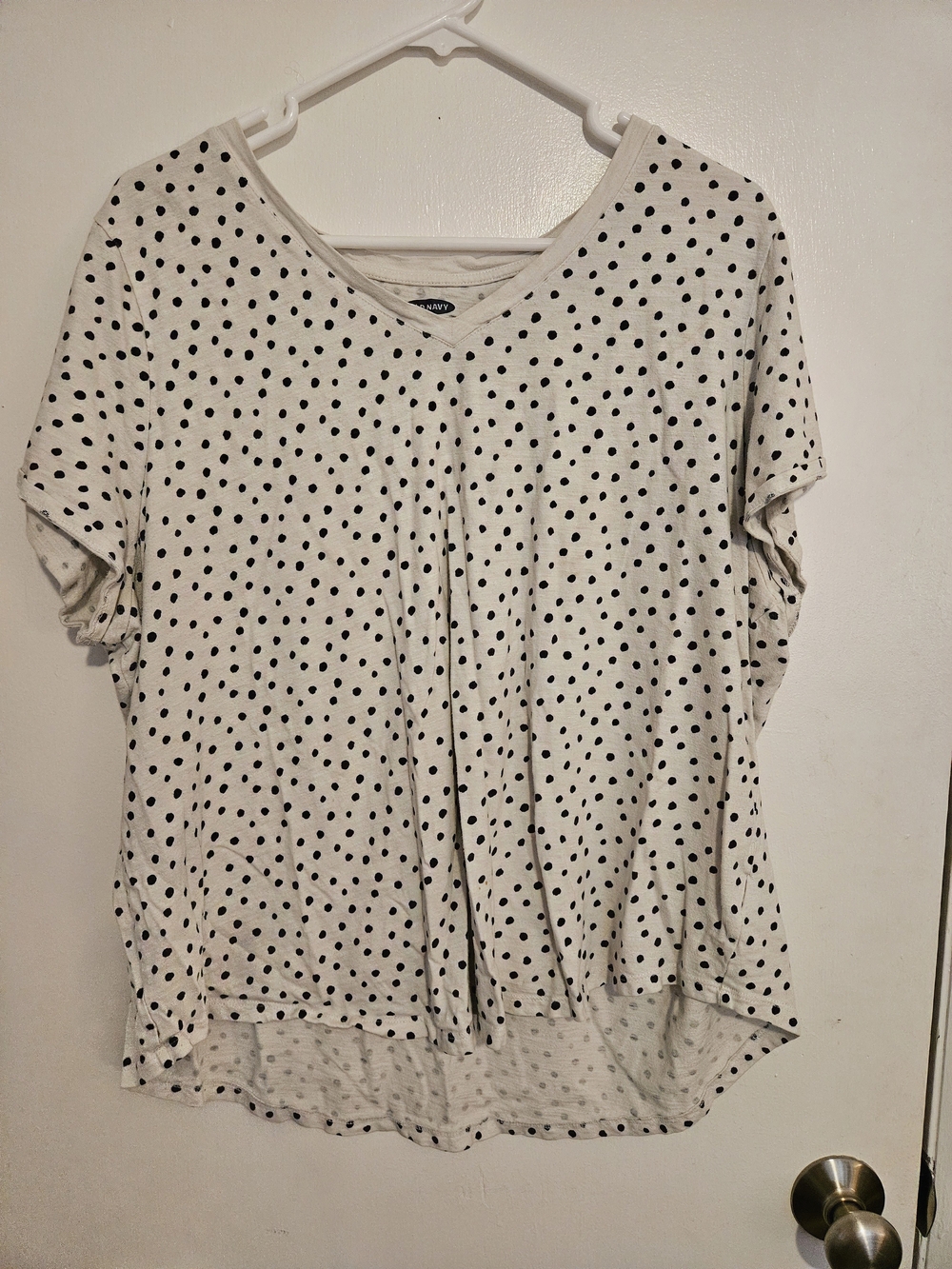 Old Navy Cream V-Neck Short Sleeve Top with Black Polka Dots